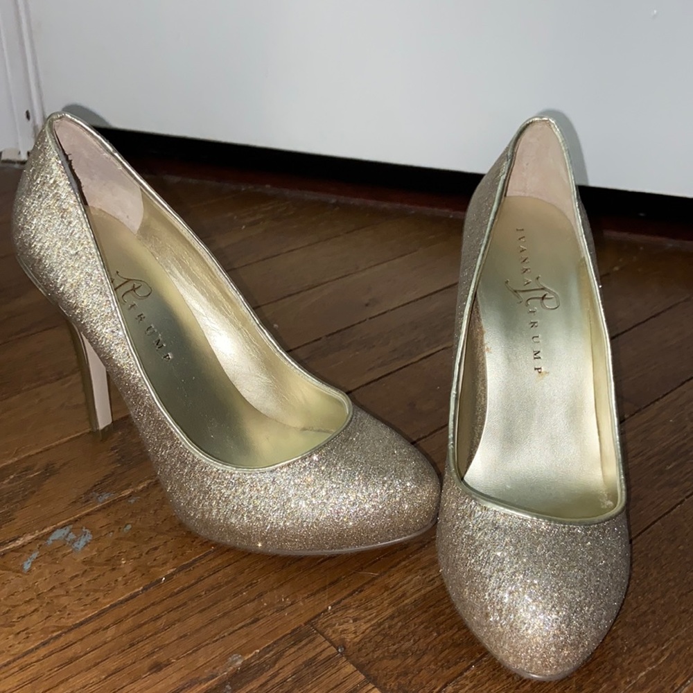 Ivanka Trump gold sparkle pump, Size 7.5